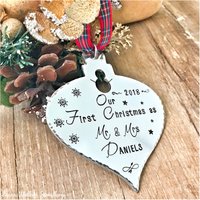 Personalisierte Weihnachtskugel, Unser Erstes Gemeinsames Weihnachten von LauraWalkerJewellery