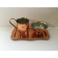 Vintage Coppercraft Guild Embossed Serviertablett Zucker Und Milchkännchen Set Vintage Coppercraft Guild Embossed Serviertablett Zucker Und Milchkännchen Set von LaurasFunFindsCA