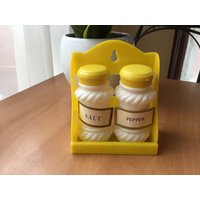 Vintage Salz - Und Pfefferstreuer Gewürzflaschen Gelb Plastikregal Vintage Salz - Und Pfefferstreuer Gewürzflaschen Gelb Plastikregal von LaurasFunFindsCA
