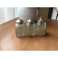 Vintage Salz - Und Pfefferstreuer Schliffglas in Einem Silbernen Tablett von LaurasFunFindsCA
