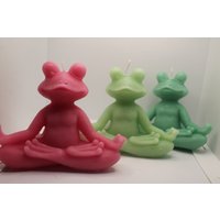 Frosch Yoga Kerze | 10cm Frog Making Candle Geschenkidee Deko von LaurasKreativstube