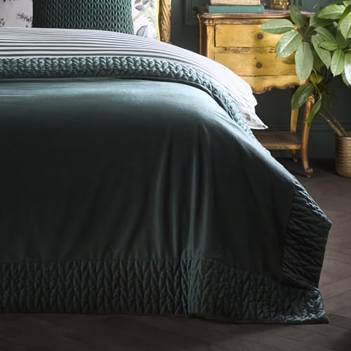 Laurence Llewelyn-Bowen Siena Velvet Tagesdecke Flaschengrün 100% recyceltes Polyester 150x220 cm Steppbordüre Uni Stil Laurence Llewelyn-Bowen Siena Velvet Tagesdecke Flaschengrün 100% recyceltes Polyester 150x220 cm Steppbordüre Uni Stil von Ulster Weavers