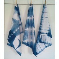 Shibori Set Mit 2 Indigogefärbten Baumwollgeschirrtüchern von LavaLiving