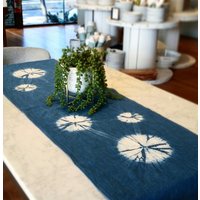 Shibori "Kumo' Leinen Tischläufer von LavaLiving