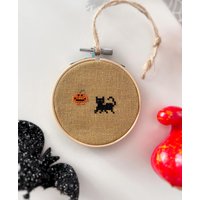 Handgestickte Schwarze Katze Stickerei Halloween Kürbis Kreuzstich Handgestickte Schwarze Katze Stickerei Halloween Kürbis Kreuzstich von LavenderHoopArt