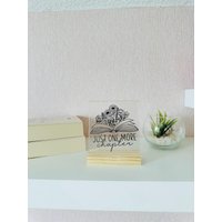 Bücherregal Deko - Acrylschild „Just One More Chapter" Mit Holzständer Bücherdeko Für Leseratten & Booktok-Fans Für Leseliebhaber Bücherregal Deko - Acrylschild „Just One More Chapter" Mit Holzständer Bücherdeko Für Leseratten & Booktok-Fans Für Leseliebhaber von Laventiadream