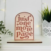 Just One More Page Holzschild Deko | Bookish Quote Schild Mit Ständer Geschenk Für Leseratten Bücherwürmer Bibliophile Book Lover von Laventiadream