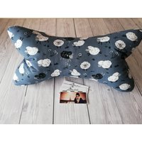 Leseknochen Lesekissen Relaxkissen Stoff Schafe Schaf Nachtblau von Lavietido