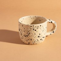 Schwarz Und Weiß Gesprenkelte Muster Auf Beige Tasse Mit Henkel Aus Steingut Geburtstag Geschenk Für Tee Kaffee Liebhaber Sie Ihn von LaviniasTeaParty