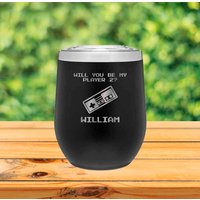 Be My Player 2 Personalisierte Weintasse - 12 Unzen Isolierte Kaffeetasse Mit Deckel Gamer Geschenk Weinbecher Benutzerdefinierter Valentinstag Be My Player 2 Personalisierte Weintasse - 12 Unzen Isolierte Kaffeetasse Mit Deckel Gamer Geschenk Weinbecher Benutzerdefinierter Valentinstag von LazerDesigns
