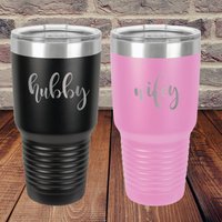 Ehemann Und Ehefrau Paare 30-Unzen-Kaffeetassen - Personalisiertes Valentinstagsgeschenk Reisebecher Mit Deckel Sein Ihr Jubiläumsgeschenk Ehemann Und Ehefrau Paare 30-Unzen-Kaffeetassen - Personalisiertes Valentinstagsgeschenk Reisebecher Mit Deckel Sein Ihr Jubiläumsgeschenk von LazerDesigns