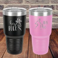 Her Buck His Doe Personalisierte 30 Unzen Kaffeetassen - Personalisiertes Valentinstagsgeschenk Reisebecher Mit Deckel Sein Und Ihr Jubiläumsgeschenk von LazerDesigns