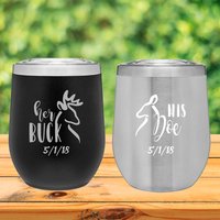 Ihr Buck His Doe Personalisierte Paare Weinbecher - 12 Unzen Isolierte Mit Deckel Valentinstagsgeschenk Hochzeitsgeschenk von LazerDesigns
