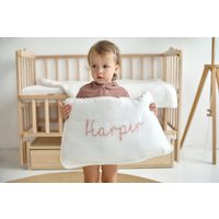 Benutzerdefinierte Name Kissenbezug, Bestickter Baby Mädchen Kissen, Geburtstagsgeschenk Für Jungen, Kinderzimmer Dekor, Neugeborenen Geschenk von LazyBunnyStudio