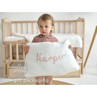 Benutzerdefinierte Name Kissenbezug, Bestickter Baby Mädchen Kissen, Geburtstagsgeschenk Für Jungen, Kinderzimmer Dekor, Neugeborenen Geschenk Benutzerdefinierte Name Kissenbezug, Bestickter Baby Mädchen Kissen, Geburtstagsgeschenk Für Jungen, Kinderzimmer Dekor, Neugeborenen Geschenk von LazyBunnyStudio