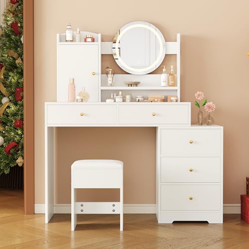 Großer Schminktisch mit dimmbarer LED-Beleuchtung (3 Farbtemperaturen), integrierten Steckdosen und Spiegel – inkl. 1 Hocker, 5 Schubladen & 1 Türfach. Farbe: Weiß Maße (B×H×T): B90 × H132 × T40 cm. von Lcoho