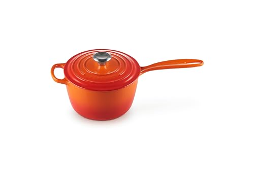 Le Creuset Signature Stielkasserolle aus Gusseisen, Rund, Ø 18 cm, 1,8 l, Für alle Herdarten inkl. Induktion geeignet, 2,942 kg, Ofenrot, 21181180902430 Le Creuset Signature Stielkasserolle aus Gusseisen, Rund, Ø 18 cm, 1,8 l, Für alle Herdarten inkl. Induktion geeignet, 2,942 kg, Ofenrot, 21181180902430 von LE CREUSET