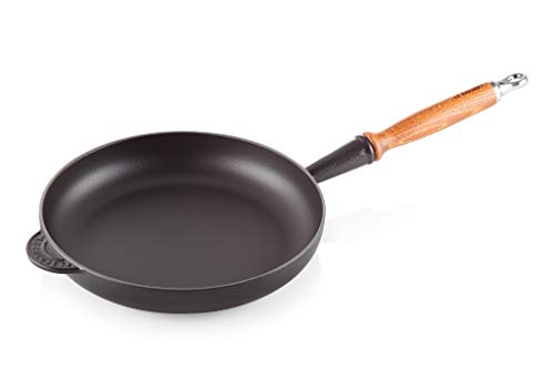 Le Creuset Gusseisen-Bratpfanne mit Holzgriff, Rund, Ø 26 cm, Für alle Herdarten inkl. Induktion geeignet, 2,97 kg, Schwarz von LE CREUSET