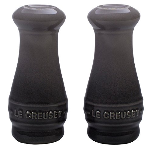 Le Creuset Steinzeug Salz und Pfeffer Shaker Set von 2 – Oyster von Le Creuset