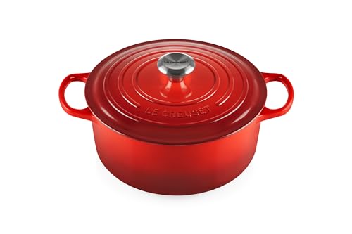 Le Creuset Signature Gusseisen-Bräter mit Deckel, Ø 26 cm, Rund, Für alle Herdarten und Induktion geeignet, Volumen: 5,3 l, 5,135 kg, Kirschrot, 21177260602430 von LE CREUSET