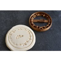 Anpassbarer Plätzchenausstecher Mit Blumenkrone Und Vornamen. Personalisierter Keksausstecher Zur Taufe. Vorname Blatt-Ausstecher von LeCuisinier