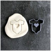 Bodysuit-Ausstecher. Babyparty-Ausstecher. Geburts-Ausstecher. Bodysuit-Ausstecher Mit Herz. Geburtskeks von LeCuisinier
