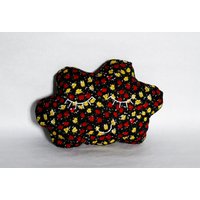 Kissen Wolke Dekorativ Viskose Schwarz Sehr Weich Bedruckt Kleine Rote Blumen Gelb Gestickt Gesicht Heiter Zu Süß Kissen Wolke Dekorativ Viskose Schwarz Sehr Weich Bedruckt Kleine Rote Blumen Gelb Gestickt Gesicht Heiter Zu Süß von LeDedArpine