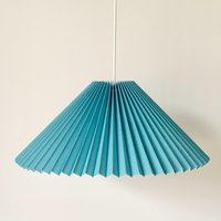 Himmelblau Leinen Plissé Pendelleuchte - Mittel Östlich Danish Design von LeKrazyHorse