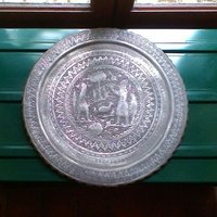 Schöne Große Vintage-Geprägte Metallplatte Oder-Tabelle von LeLapinDansLaCuisine