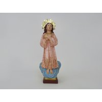 Gipsstatue Der Jungfrau Maria Mit Auf Brust Gekreuzten Händen. J.m.cosamo 2004 von LeLouisShop