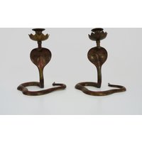 Paar Antike Kobra-Kerzenleuchter Aus Bronze Mit Detaillierter Gravur. Um 1950 von LeLouisShop