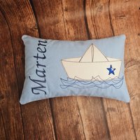 Kleines Kissen Mit Wunschnamen - Boot Maritim Geschenk Zur Geburt von LeLynsKreativwelt