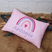 Kleines Kissen Mit Wunschnamen - Regenbogen Geschenk Zur Geburt Rosa von LeLynsKreativwelt