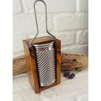 Cottage Süße Käsereibe Reibe Raspel Olivenholz Holz No 1 Hygge Cottage Süße Käsereibe Reibe Raspel Olivenholz Holz No 1 Hygge von LePetitVillageDE