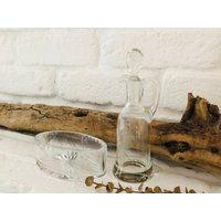 Frankreich 2 Tlg Set Wunderschöner Alter Flakon Glasflasche Karaffe Fuss Pressglas Mit Schmuckschälchen von LePetitVillageDE