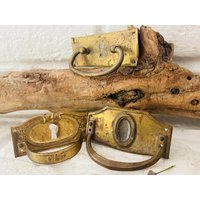 Frankreich 3 Tlg Set Bezaubernde Uralte Möbelgriffe Schublade Beschläge Messing Truhe No 1 von LePetitVillageDE