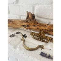 Frankreich 3 Tlg Set Bezaubernde Uralte Möbelgriffe Schublade Beschläge Messing Truhe No 14 von LePetitVillageDE