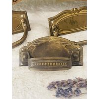 Frankreich 3 Tlg Set Bezaubernde Uralte Möbelgriffe Schublade Beschläge Messing Truhe No 17 von LePetitVillageDE