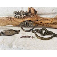 Frankreich 4 Tlg Set Bezaubernde Uralte Möbelgriffe Schublade Beschläge Messing Truhe No 8 Frankreich 4 Tlg Set Bezaubernde Uralte Möbelgriffe Schublade Beschläge Messing Truhe No 8 von LePetitVillageDE