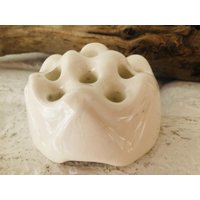 Shabby Blumenigel Steckigel Blumenstecker Blumen Ikebana Vase Keramik Weiss Skandi Hygge von LePetitVillageDE