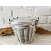 Vintage Kuchenform Backform Blech Puddingformcottage Landhaus Vintage Kuchenform Backform Blech Puddingformcottage Landhaus von LePetitVillageDE