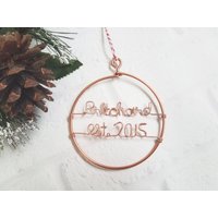 Personalisierter Nachname Ornament - Draht Familien Personalisiert Weihnachtsschmuck Brautpaar Unser Erstes Weihnachten von LeRusticChic