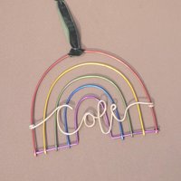 Regenbogen Name Draht Ornament Band Wildleder Lederband Kugel Rustikale Moderne Personalisierte Weihnachtsbaum Urlaub Geschenk Chic Gay Lgbtq von LeRusticChic