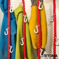 Garderobe Aus Rotem Pp Seil Mit Haken Zum Aufhängen An Decke, Industrial Design, Seilgarderobe Metallhaken, Platzsparende Flurgarderobe von LeTOMAdesign