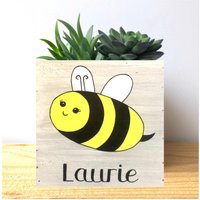 Bumble Bee Blumentopf/Übertopf Aus Weiß Gekalktem Holz Bumble Bee Blumentopf/Übertopf Aus Weiß Gekalktem Holz von LeaJoelleHandmade