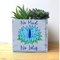 Handbemalter Lotus Blumen Übertopf Inspirierender Yoga Dekor Handbemalter Lotus Blumen Übertopf Inspirierender Yoga Dekor von LeaJoelleHandmade