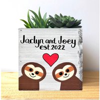 Personalisierter Faultier Paar Holz Pflanzgefäß, Benutzerdefinierter Text Sukkulentenbox Personalisierter Faultier Paar Holz Pflanzgefäß, Benutzerdefinierter Text Sukkulentenbox von LeaJoelleHandmade