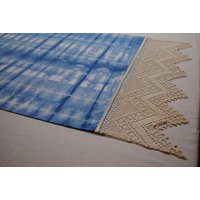 Handgefärbter Indigo Shibori Tischläufer Vintage Spitzenborte von LeafandLaceDesign