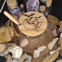 Große Glastasse Fledermaus 420Ml Mit Holzdeckel Und Löffel Lasermotiv Auf Dem Deckel Große Glastasse Fledermaus 420Ml Mit Holzdeckel Und Löffel Lasermotiv Auf Dem Deckel von LeafworkDesign