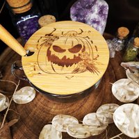 Große Glastasse Halloween Kürbis 420Ml Mit Holzdeckel Und Löffel Lasermotiv Auf Dem Deckel Große Glastasse Halloween Kürbis 420Ml Mit Holzdeckel Und Löffel Lasermotiv Auf Dem Deckel von LeafworkDesign